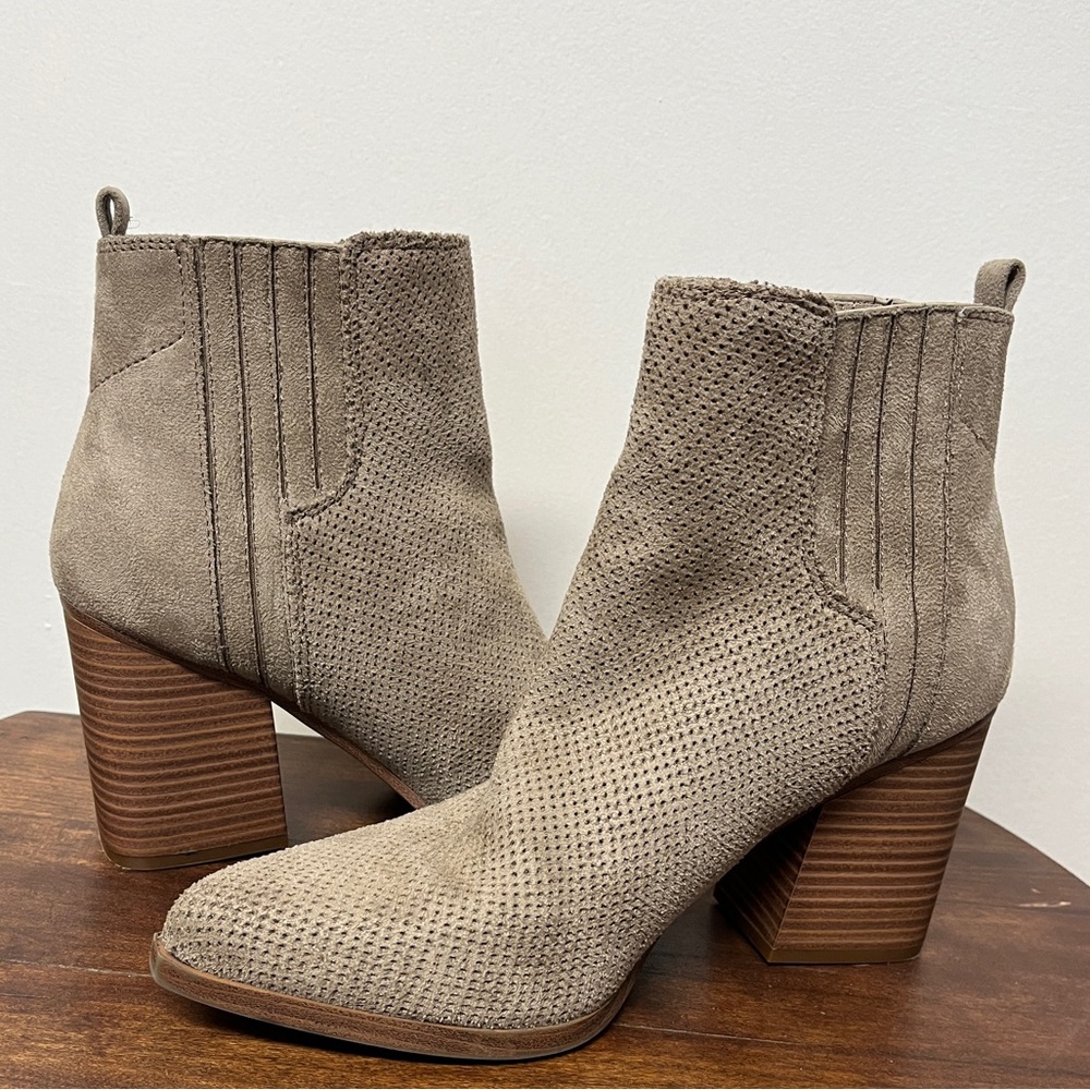 Boots, suede indigo rd. Size 8M. Tread great, no stains or bad spots. Pull on.
